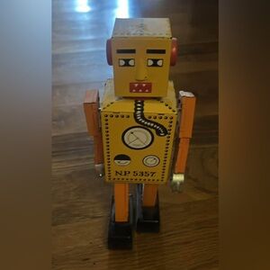 Wind up metal robot toy